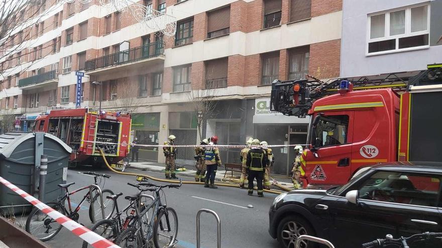 Un hospitalizado por inhalar humo en la explosión de un patinete en un local de Vitoria
