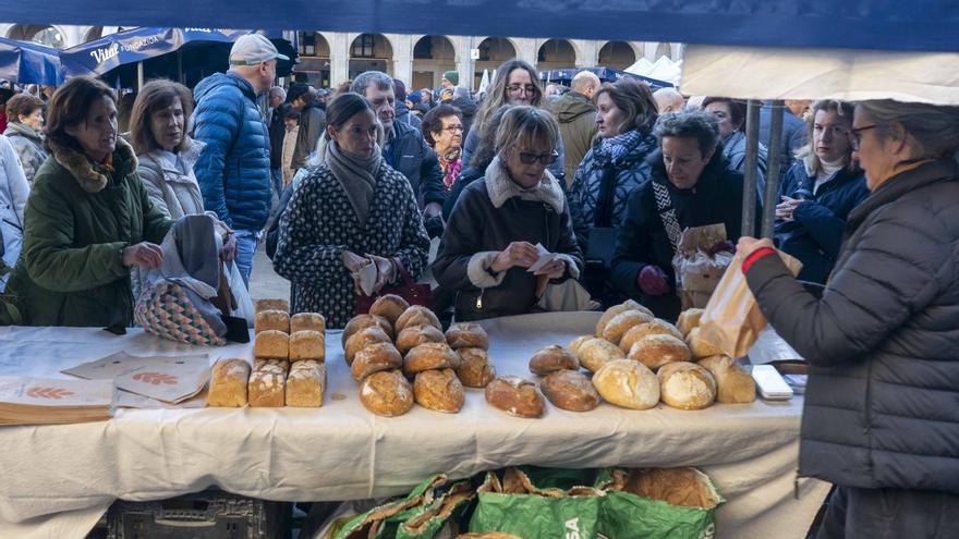 Un soleado Mercado de Navidad llena la Plaza Nueva