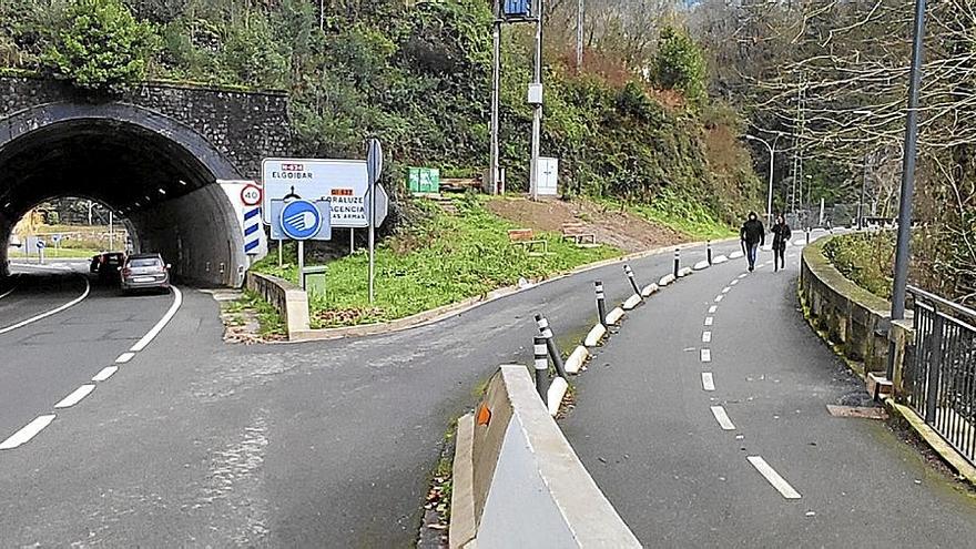 El aseo del bidegorri entre Eibar y Elgoibar, cada vez más cerca