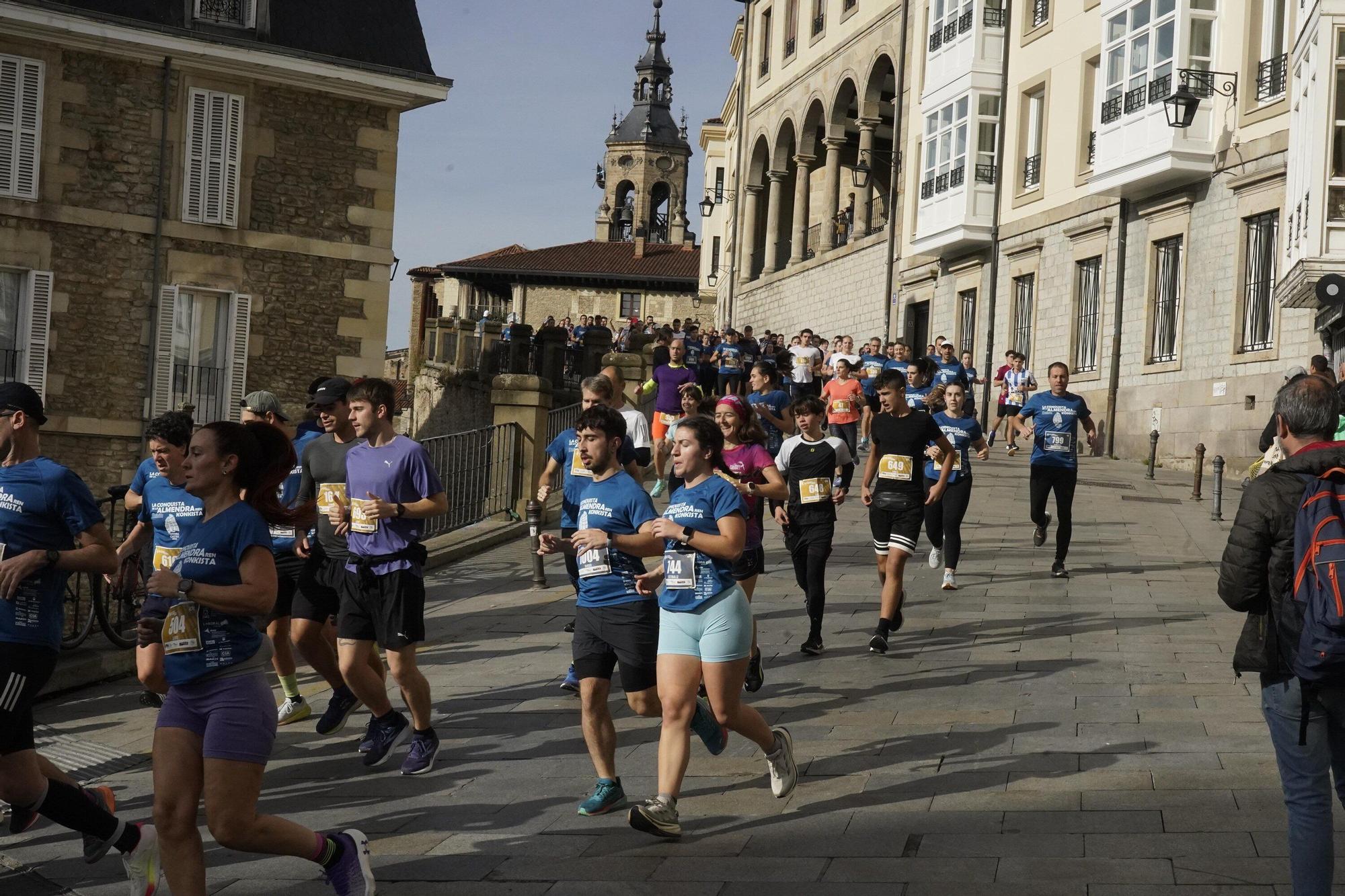 En imágenes: Miles de personas conquistan la Almendra de Gasteiz