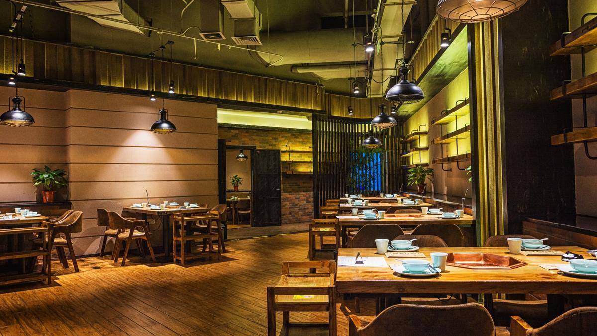 Un restaurante vacío listo para recibir a los clientes.