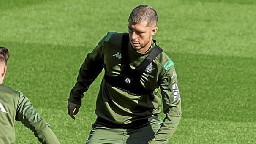 Guido Rodríguez, durante el entrenamiento del pasado jueves en Sevilla.