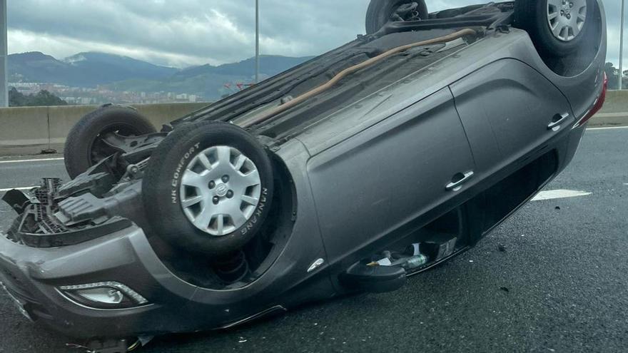 Vuelca un coche en la Bi-30 tras un accidente