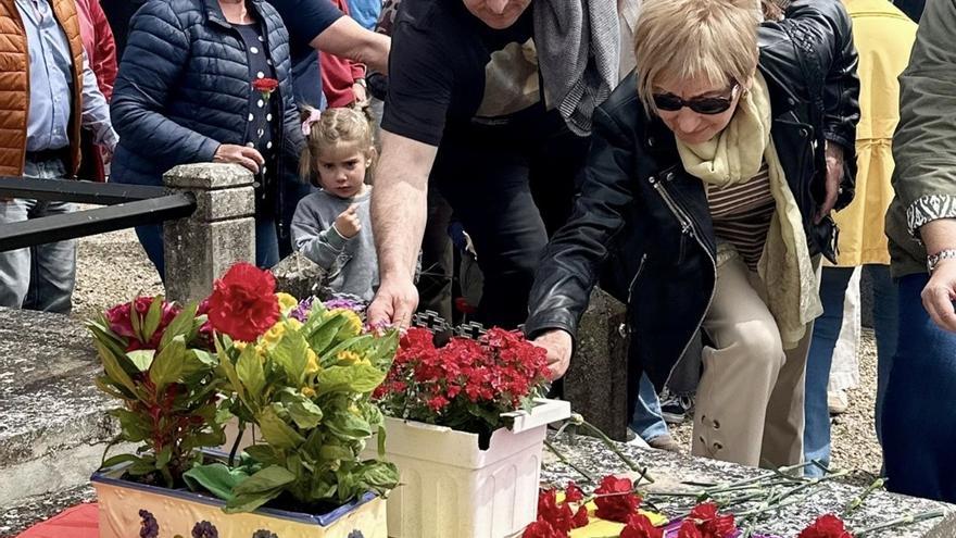 Homenaje a la memoria republicana en el cementerio de Sesma