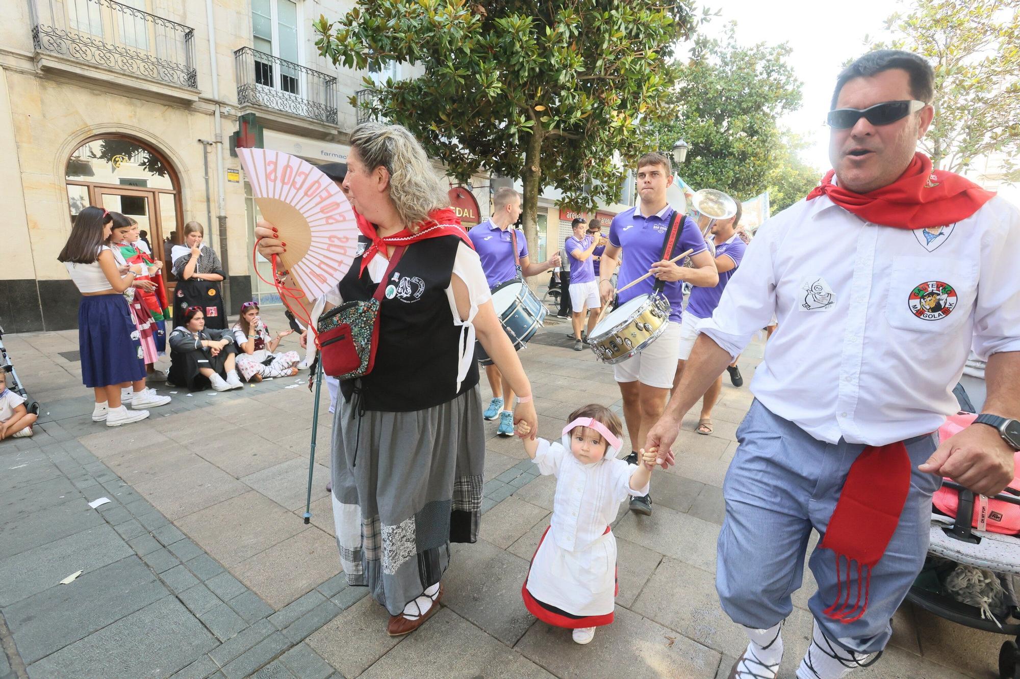 En imágenes: Blusas y neskas desfilan en el segundo paseíllo