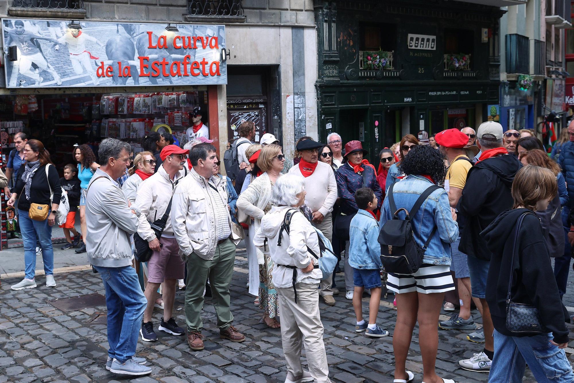 Turistas pasean por el Casco Viejo de Pamplona