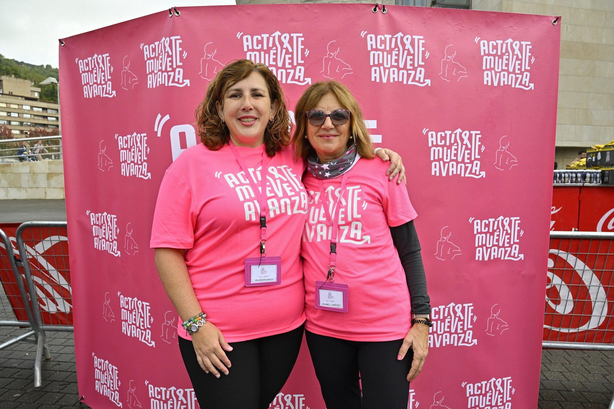 En imágenes: los paraguas tiñen la marea rosa de Bilbao
