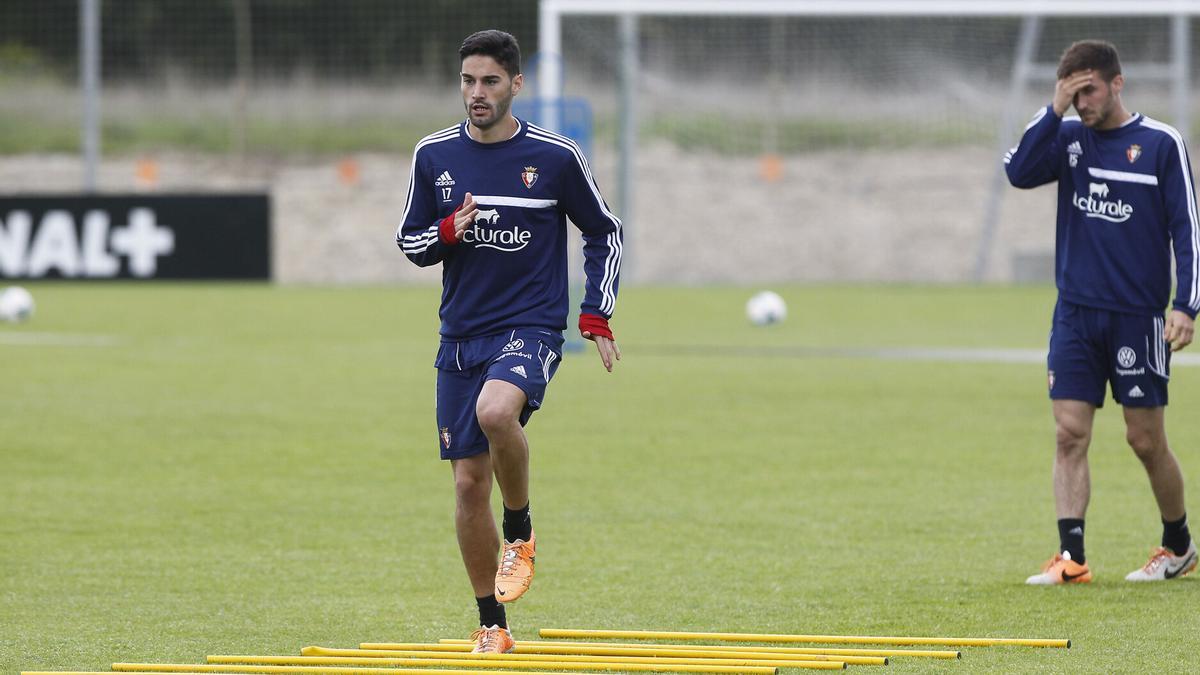 Cristian Lobato en un entrenamiento en Tajonar con Oier Sanjurjo de fondo Cristian Lobato en un entrenamiento en Tajonar con Oier Sanjurjo de fondo