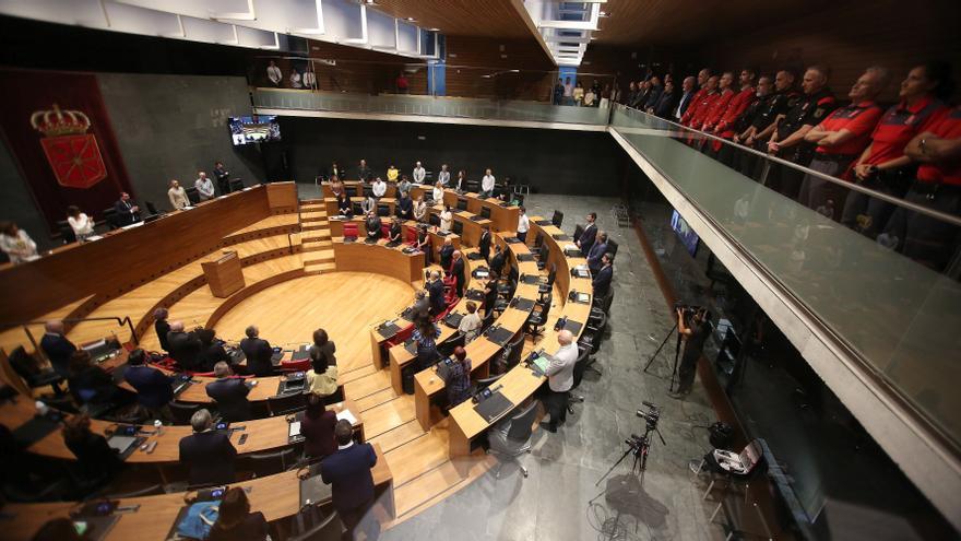 El Parlamento foral agradece el "compromiso" de los cinco policías muertos en Elgoibar