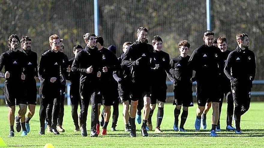 Los jugadores de la Real, durante un entrenamiento en las instalaciones de Zubieta.