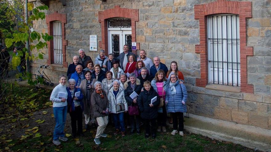Los asistentes de la presentación frente a lo que fue la casa de la dirección de la antigua granja agrícola de Navarra y Vascongadas.