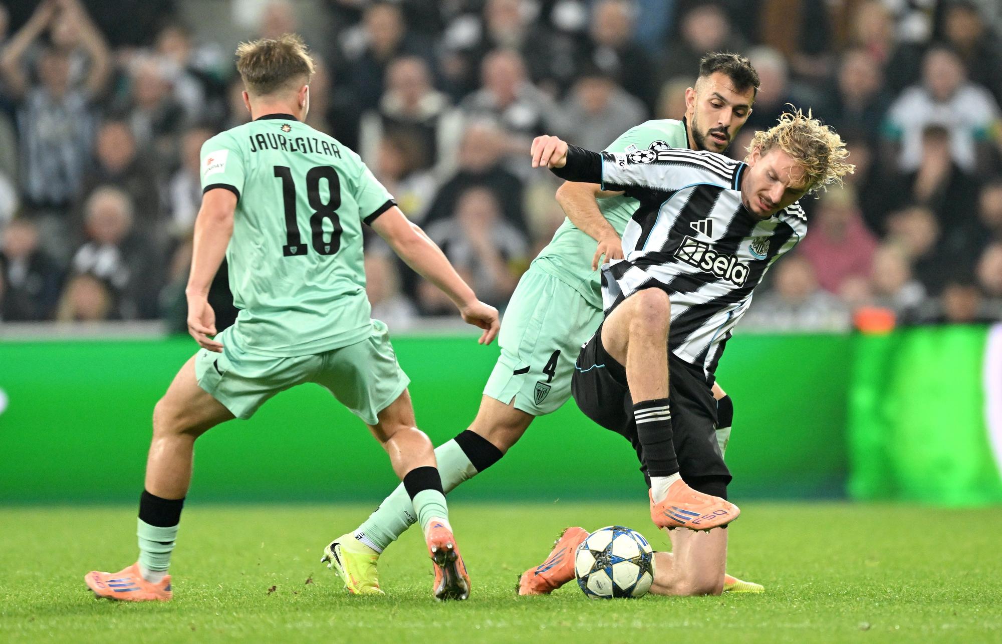 Jauregizar lucha el balón con el delantero del Newcastle