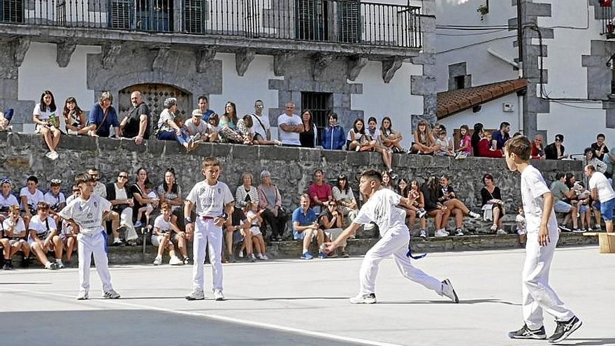 En un pueblo de gran tradición pelotazale no faltó un partido de pelota.