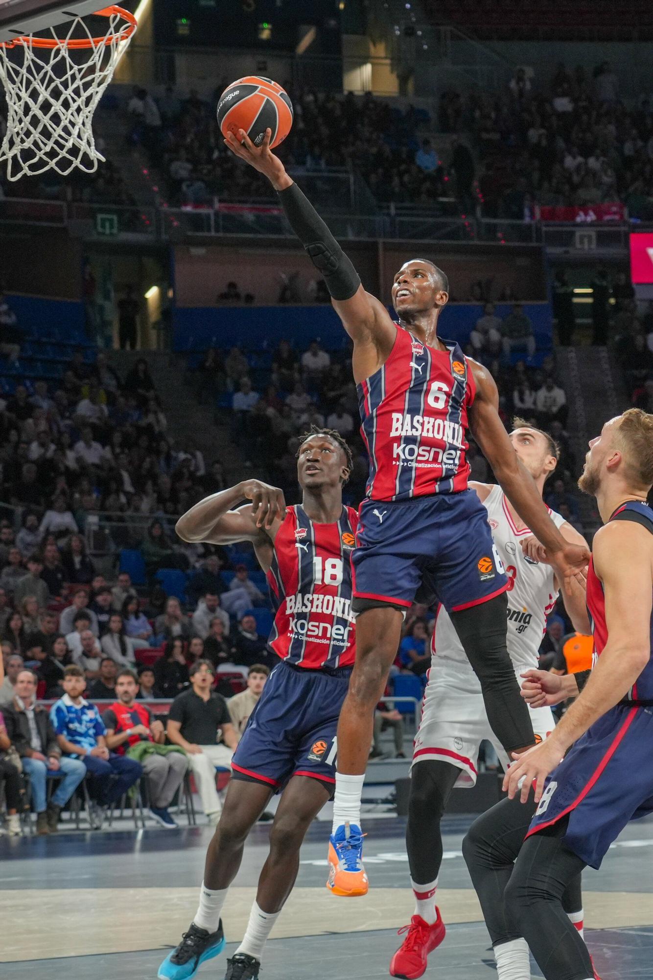 Todas las imágenes del Baskonia - Olympiacos en el Buesa Arena