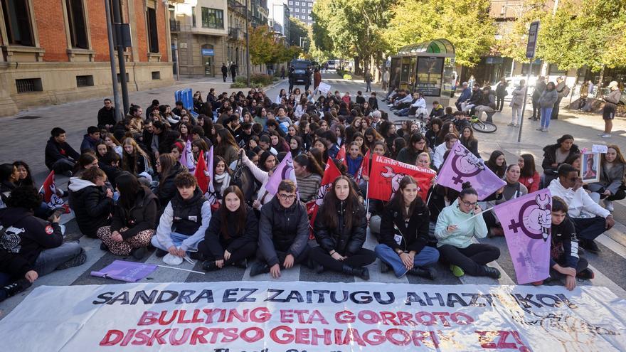 Sentada estudiantil en Pamplona en protesta por la muerte de la joven Sandra Peña