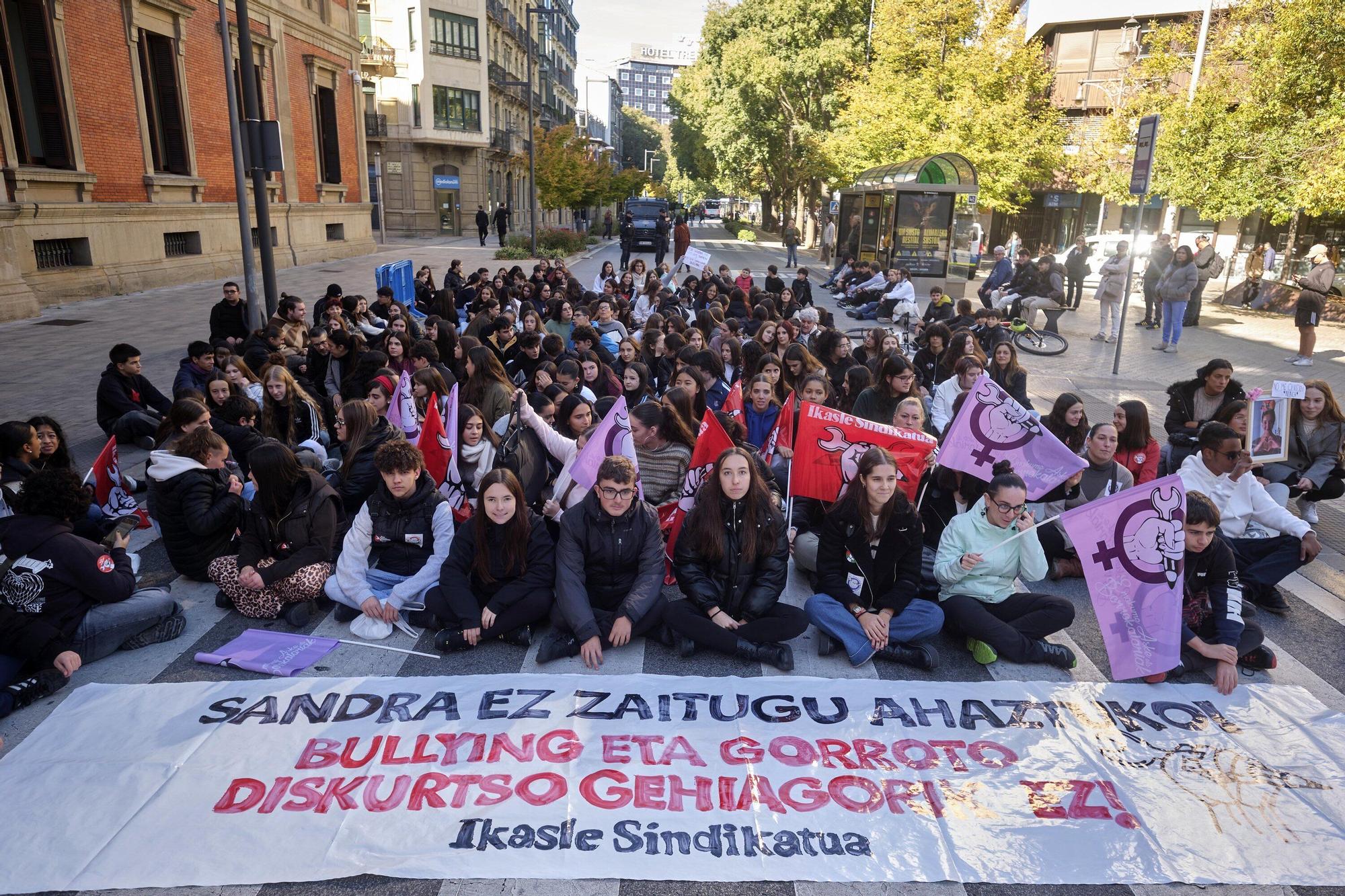 Sentada estudiantil en Pamplona en protesta por la muerte de la joven Sandra Peña