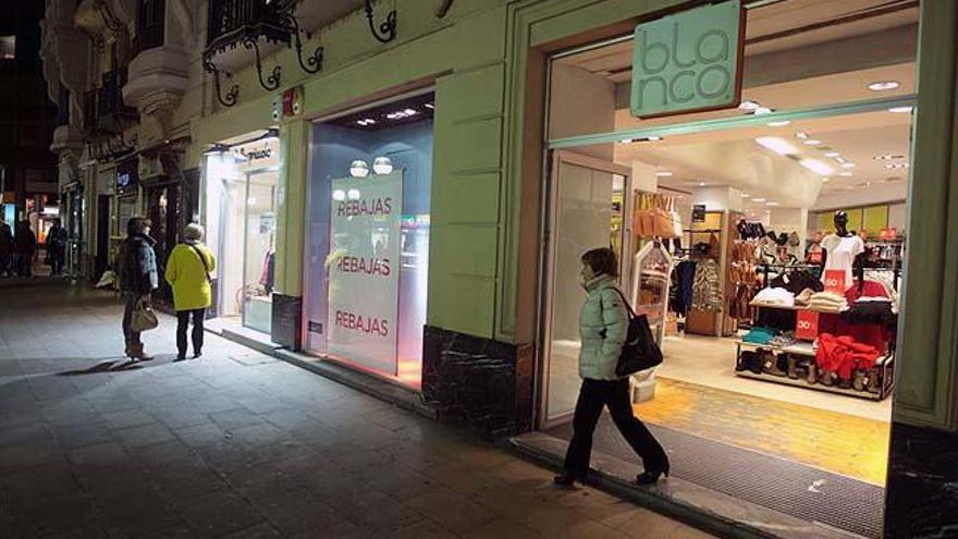 Blanco mantiene abierta una tienda en la calle Ercilla de Bilbao.