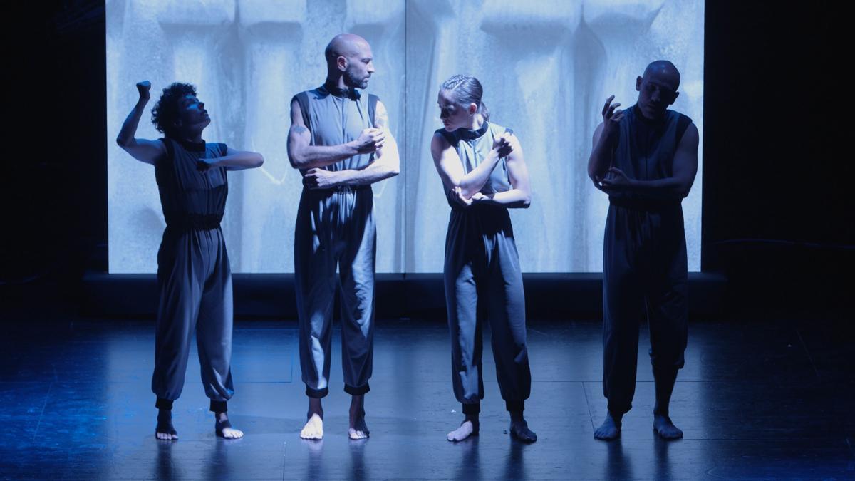 El montaje &#039;QTA&#039;, de ZUK Performing Arts e inspirado en el ensayo &#039;¡Quousque tandem!&#039; de Oteiza, abre este viernes 8 de agosto el ciclo Atardecer Pamplona.