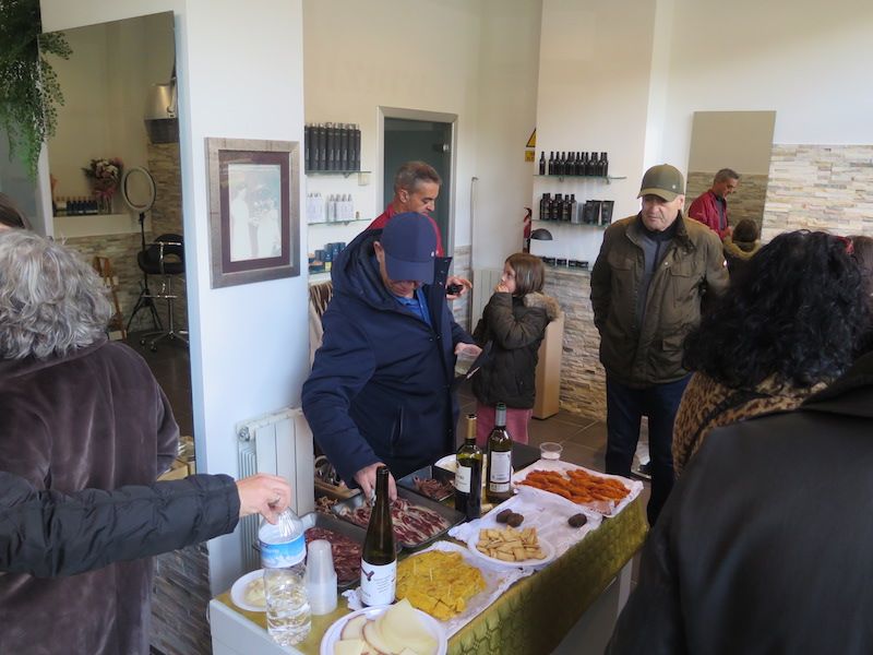 La fiesta de reapertura de la peluquería Itxura de Zumarraga