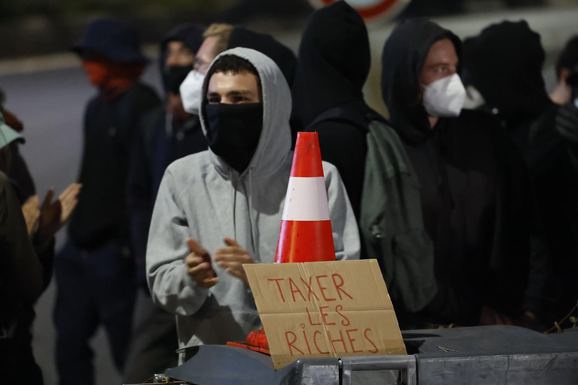 Casi 300 detenidos en una jornada de movilizaciones y bloqueos en Francia