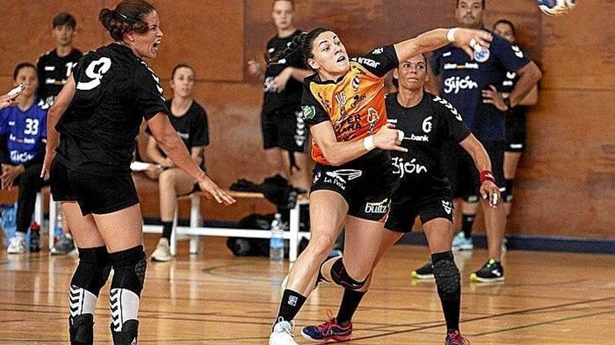 Maitane Etxeberria, con seis goles, fue clave en la victoria del Super Amara.