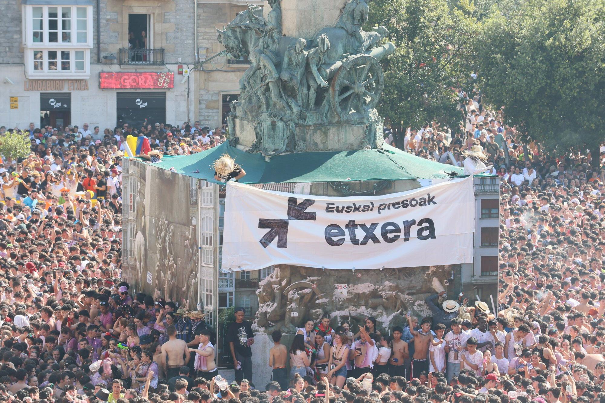 En imágenes: Vitoria sale a la calle a celebrar La Blanca tras el txupinazo