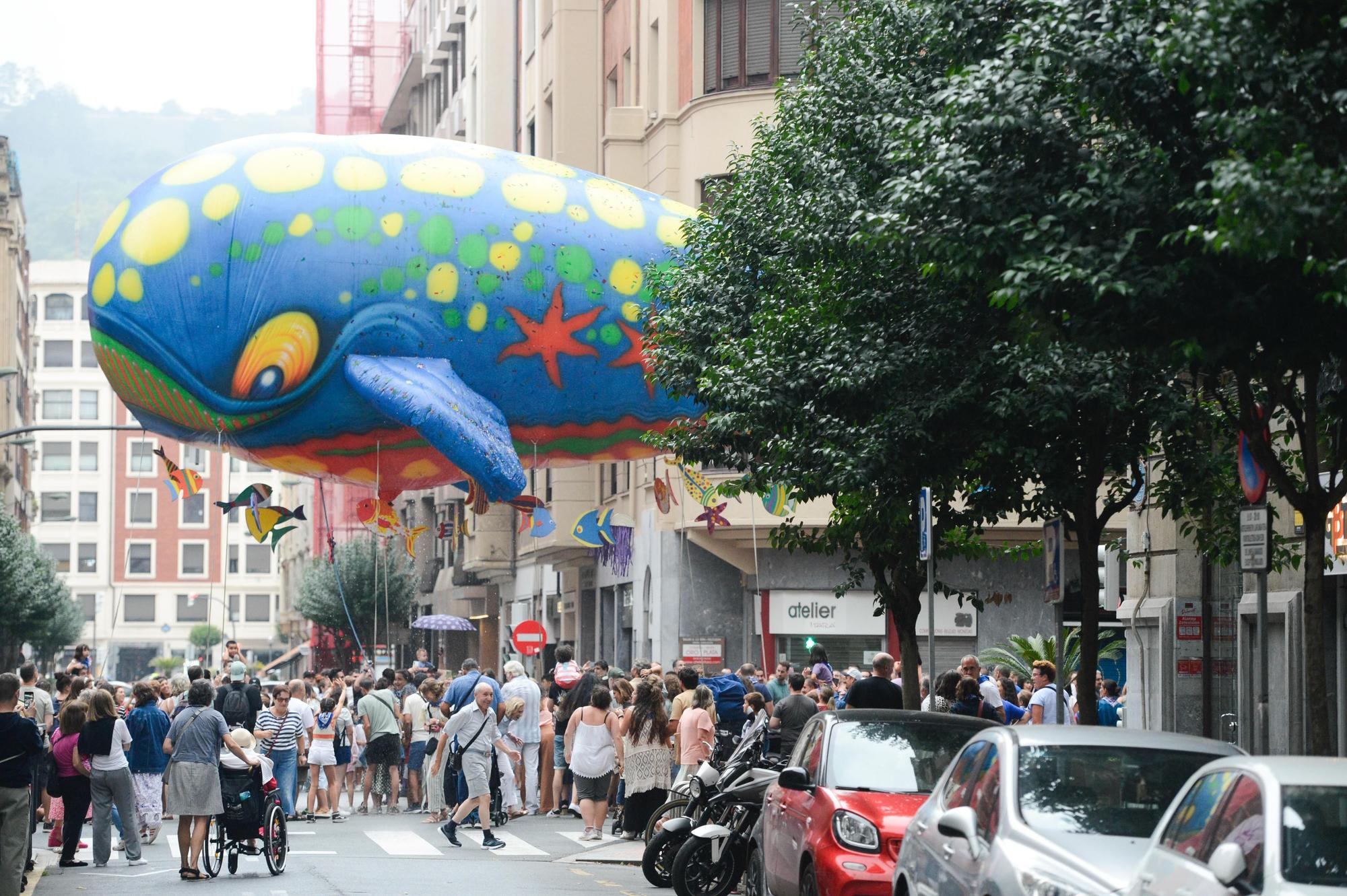 En imágenes: Bali y su séquito recorren Bilbao ante la mirada de miles de personas