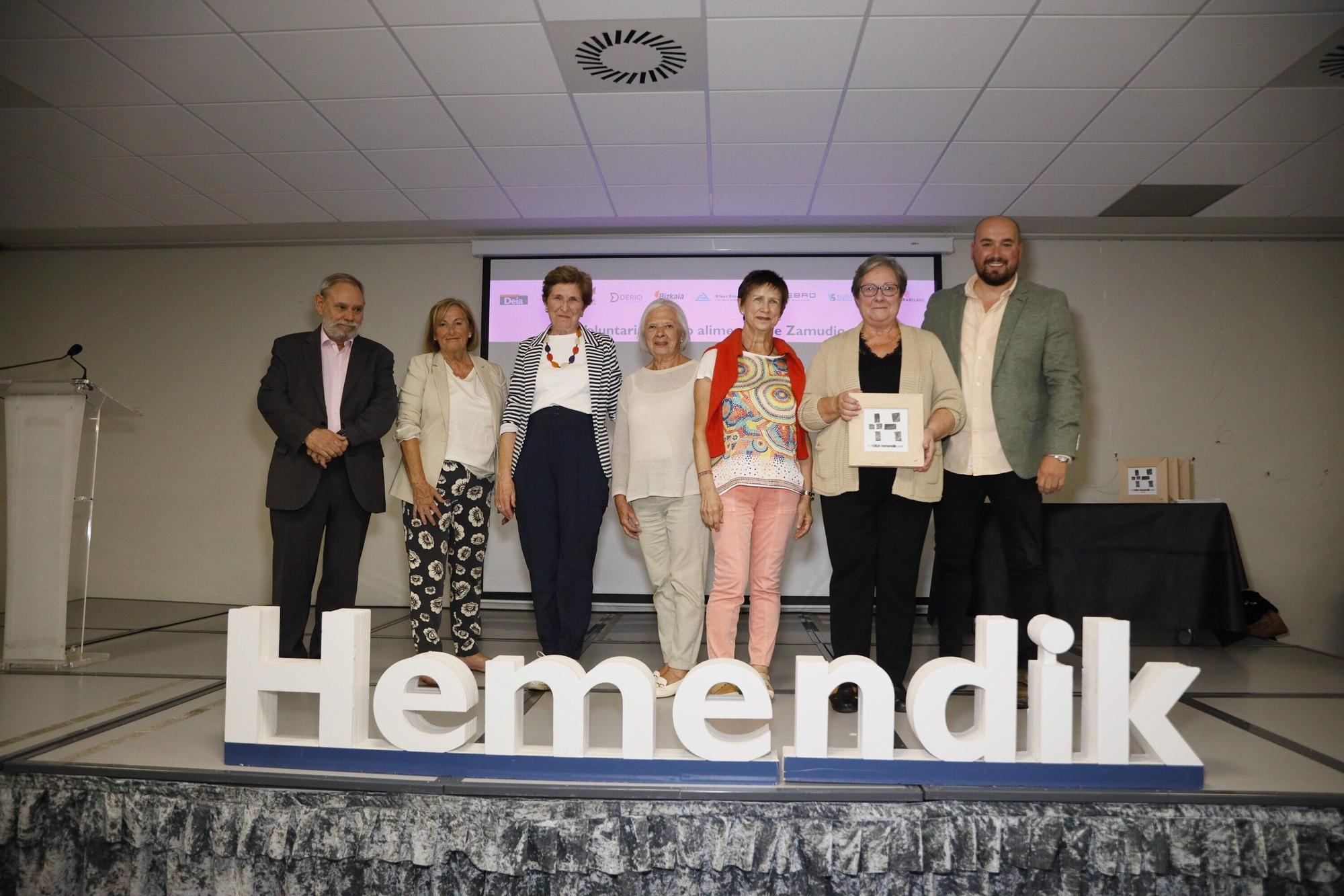 El alcalde de Zamudio, Lander Aretxabaleta, y el gerente del Consorcio de Aguas Bilbao Bizkaia, Pedro Barreiro, entregaron el premio a las voluntarias del banco de alimentos Tere, María Jesús, Mila, Pauli y Zorione.