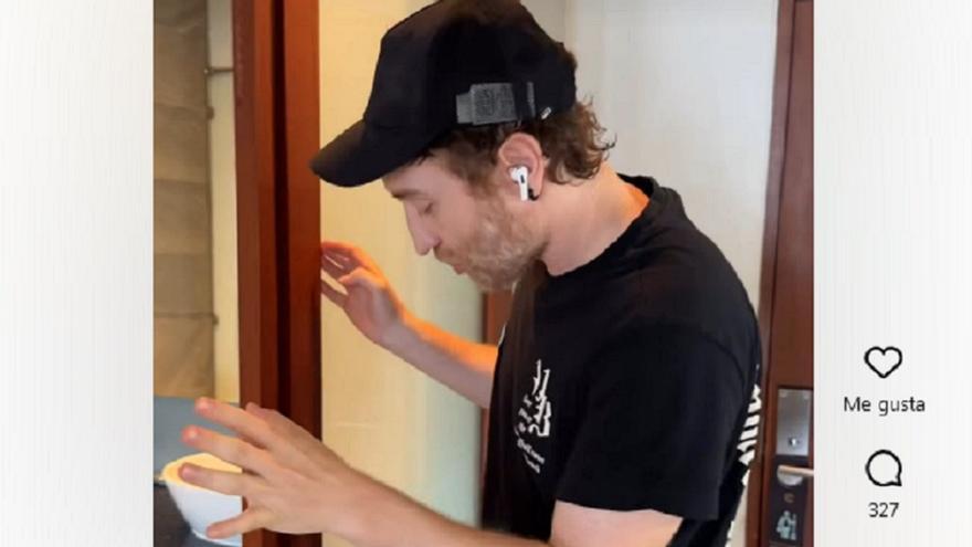 Lo que encuentra el cómico Manuel Burque en su habitación de hotel: "El baño de los horrores"