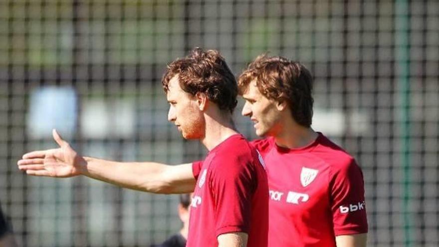 Foto de archivo de Amorebieta y Llorente durante un entrenamiento del Athletic.