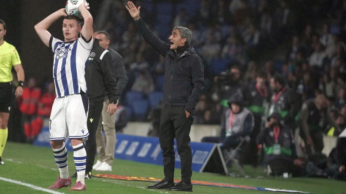 Ernesto Valverde grita a sus jugadores en un lance del derbi del sábado en Anoeta.