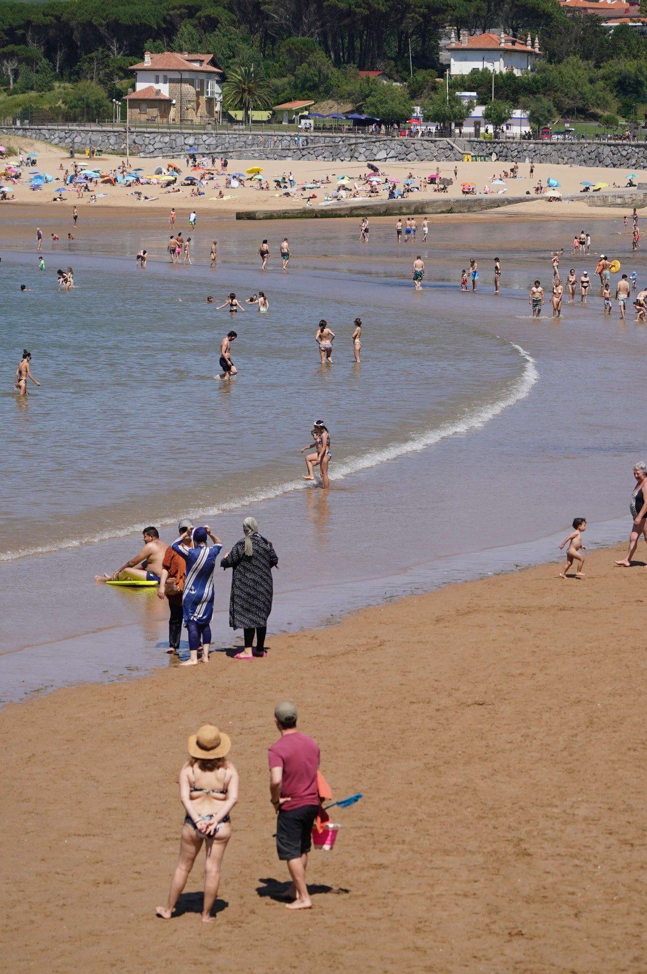 El paseo por la orilla de la playa ha sido otra de las opciones elegidas por los vizcainos y vizcainas.jpg