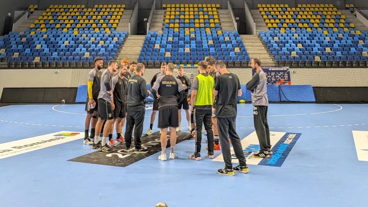 La plantilla del Bidasoa, en la pista rumana en la que va a este martes su partido europeo.