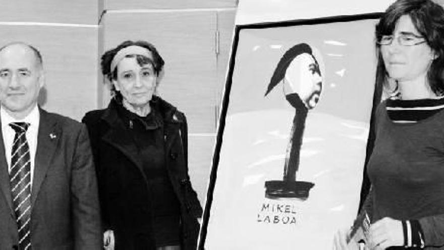 El rector de la UPV, Iñaki Goirizelaia, la compañera de Mikel Laboa, Mari Sol Bastida, y la hija de Jose Luis Zumeta, Uxue.