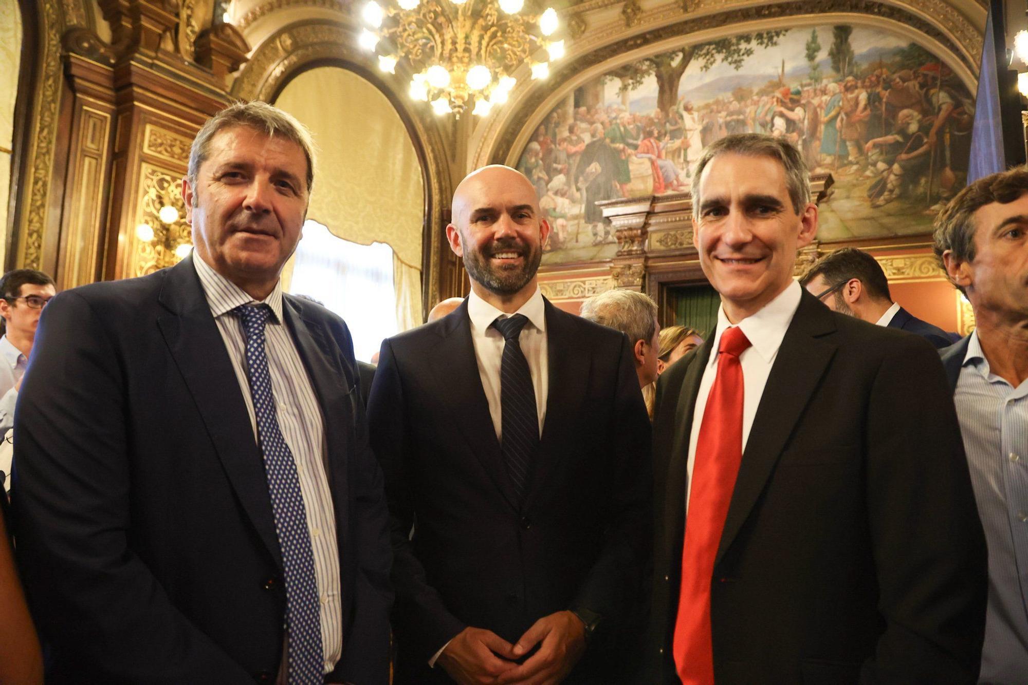 Javier Loroño con Lander Rubio, presidente de ADYPE, y el senador Igotz López en el salón de recepciones del Palacio Foral.