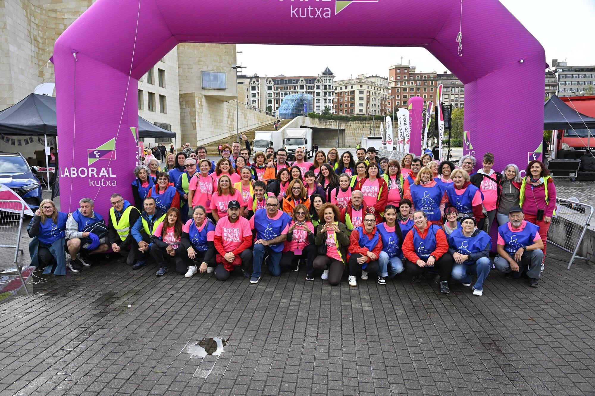 En imágenes: los paraguas tiñen la marea rosa de Bilbao