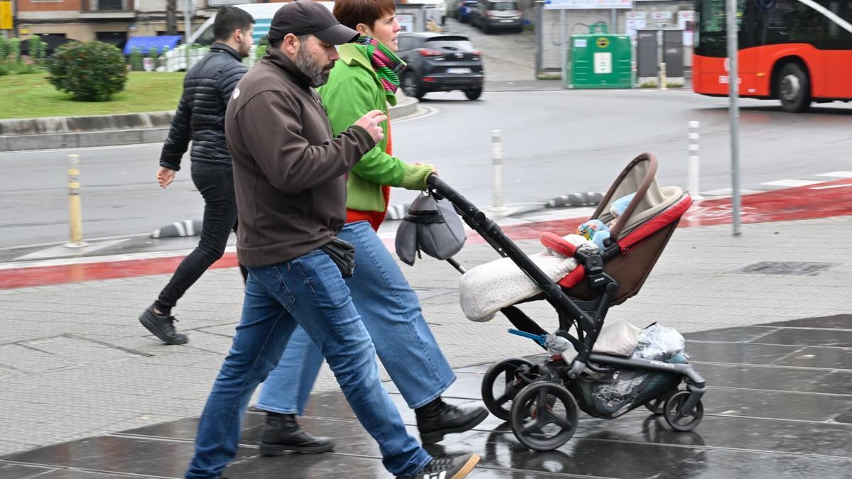 Una mujer y su hijo en las inmediaciones del ayuntamiento de Bilbao. Una mujer y su hijo en las inmediaciones del ayuntamiento de Bilbao.