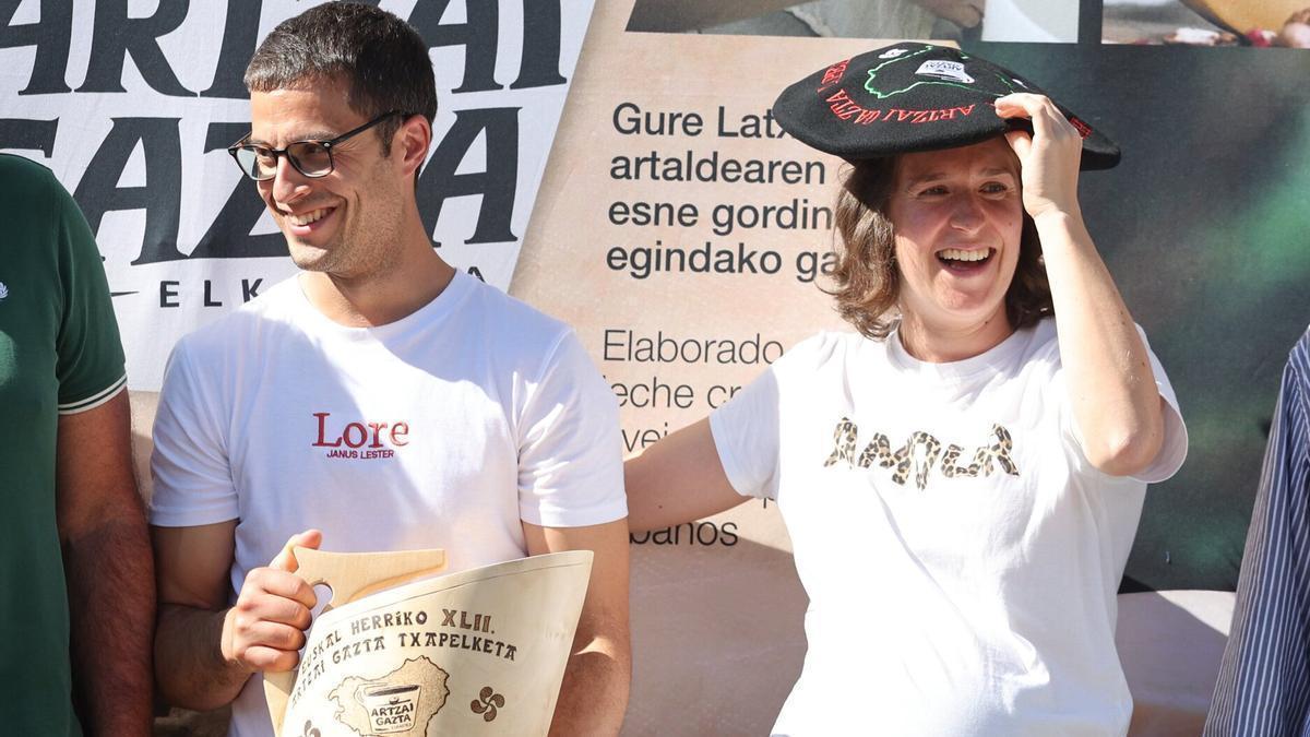 Julen Arburua e Irati Usandizaga, de la quesería Kortari, con la txapela de ganadores.