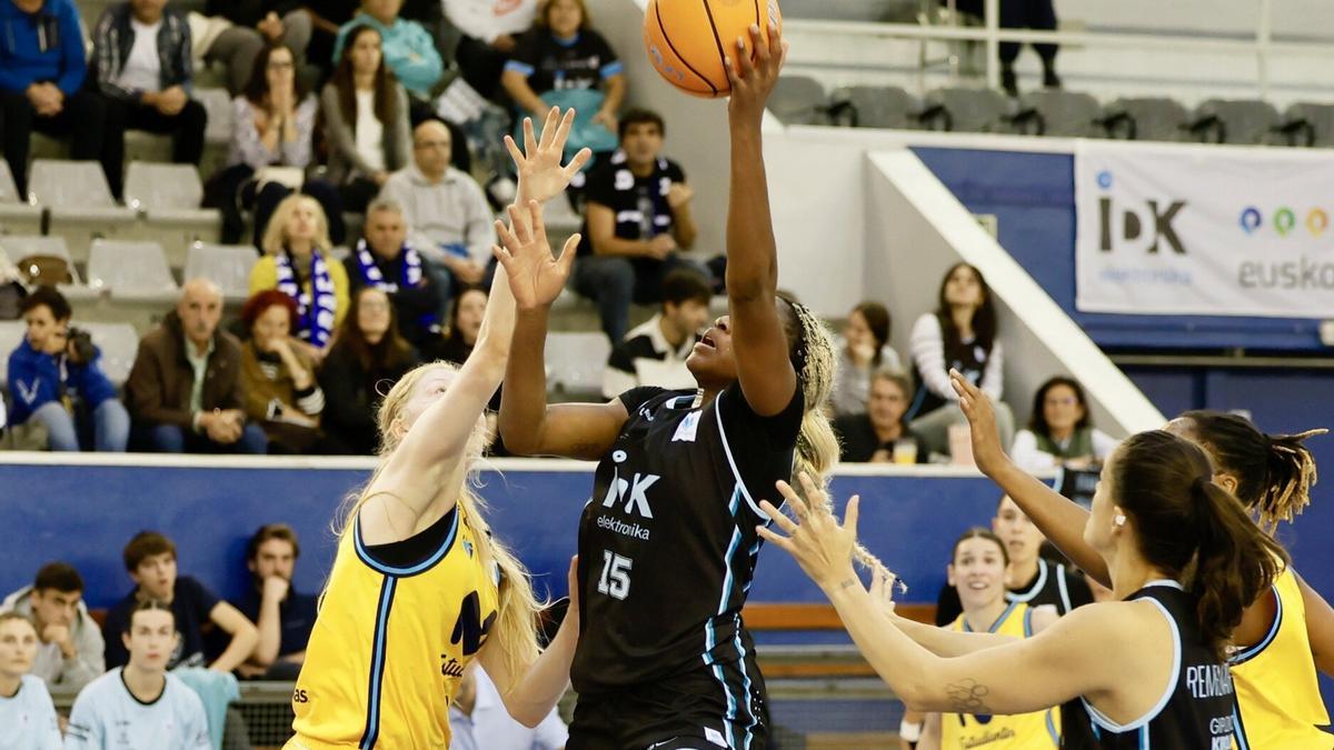 Uju Yvonne Ejim trata de encestar en el encuentro entre IDK y Estudiantes