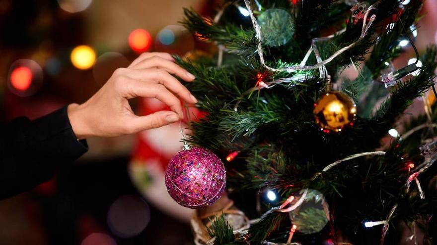 Lavar el árbol de Navidad antes de decorar tu casa, ¿sí o no? Una experta sorprende con su respuesta