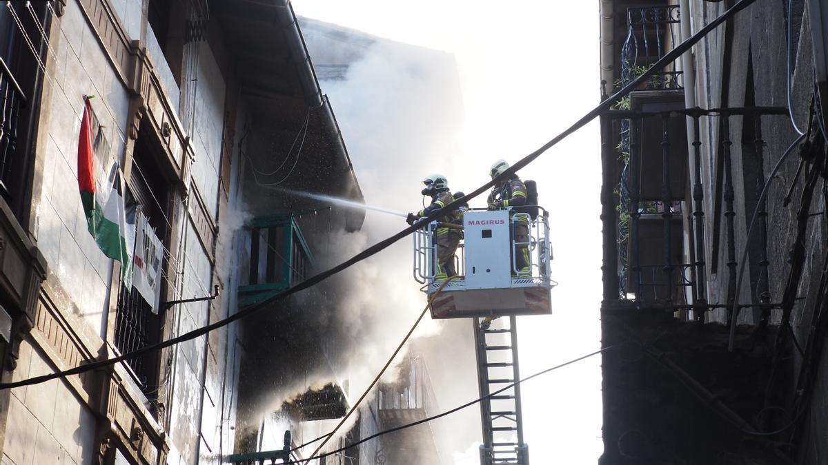 Intervención de los bomberos en el incendio que tuvo lugar en la parte vieja de Mutriku en julio de 2024 y en el que resultaron heridos una mujer y su hijo.