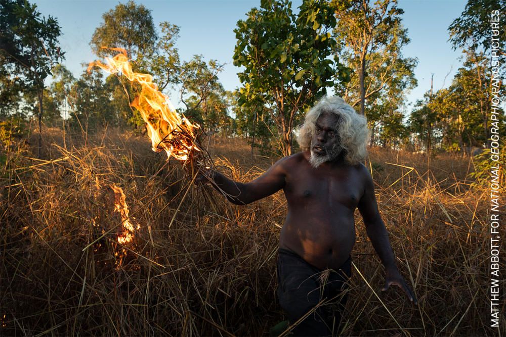 Los indígenas australianos han quemado tierras estratégicamente para proteger su medio ambiente durante decenas de miles de años. En una práctica conocida como quema en frío, los incendios se mueven lentamente, queman solo la maleza y eliminan la acumulación de combustible que alimenta las llamas más grandes. Como resultado, estas quemas tradicionales evitan que ocurran incendios más grandes y destructivos en los meses más calurosos y secos del año. World Press Photo 2022.