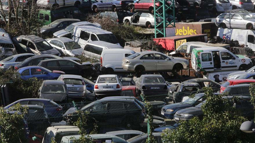 Vitoria llevó en 2025 a descontaminar 134 turismos y 19 motos en situación de abandono en la vía pública
