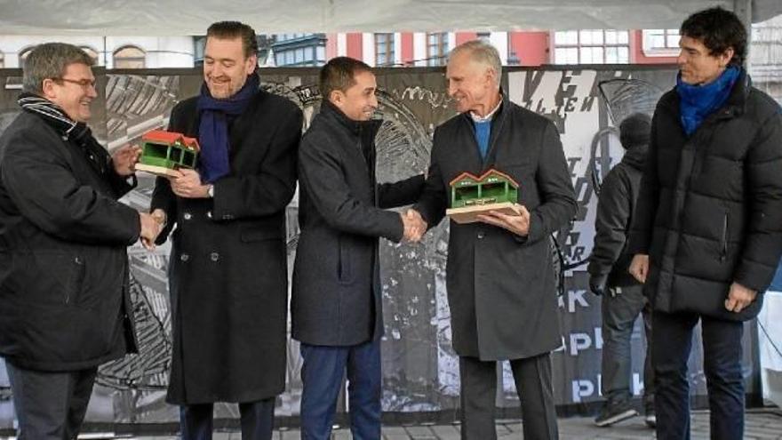 Vidarte y Zugaza reciben  el homenaje de BBK en la feria