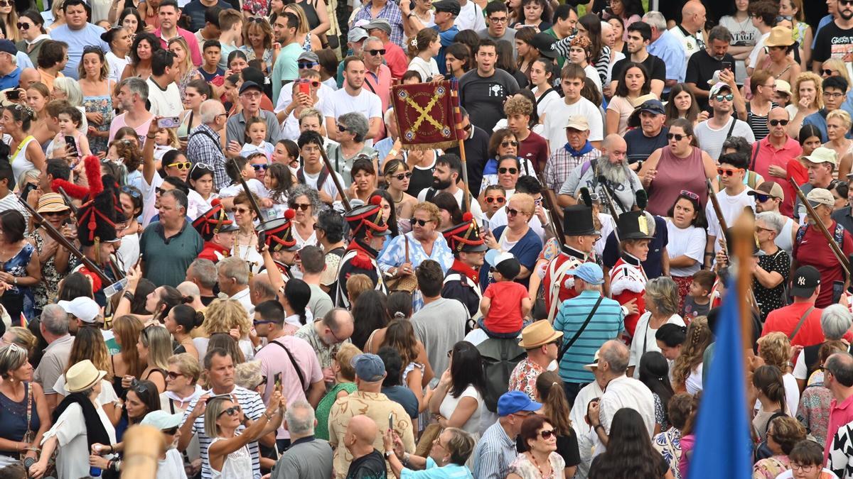 Decenas de personas, durante el Cañonazo de la Semana Grande de Donostia 2025