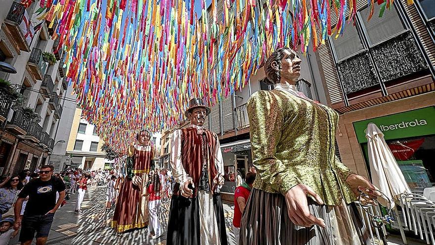Algunos de los gigantes invitados, a su paso por la calle Yanguas y Miranda de Tudela.