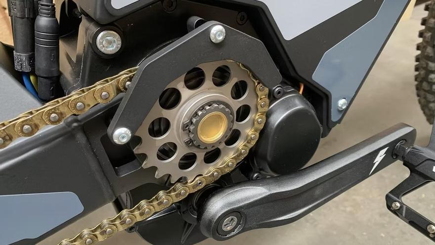 Cuenta con un cambio de marchas electromecánico muy robusto, con seis velocidades.