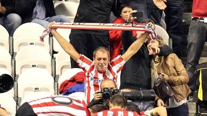 Los jugadores del Athletic celebran el primer gol del partido.