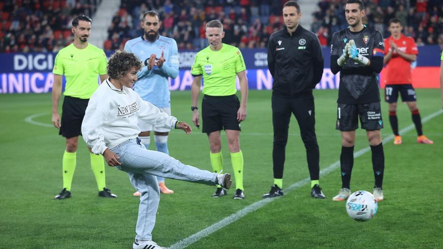 Paula Ostiz realizó el saque de honor del Osasuna-Celta