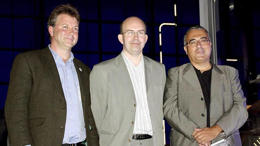 Ewan Birney (i), coordinador del proyecto ENCODE (Enciclopedia de los Elementos del ADN); Tim Hubbard (c), investigador del Wellcome Trust Sanger Institute, y el catalán Roderic Guigó (d), coordinador del programa de Bioinformática y Genómica del Centro d